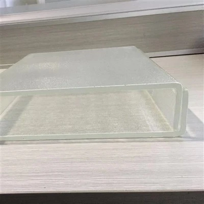 Sticlă transparentă în formă